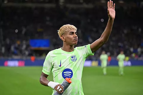 فليك ويامال وبيدري.. الدوري الإسباني يعلن عن المرشحين لجائزتي أفضل مدرب ولاعب شاب